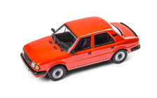 Model vozidla ŠKODA 120L (1983) 1:43 v červenej farbe.