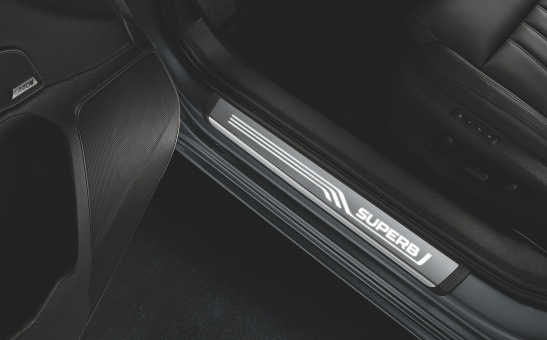 Side door sill covers with backlight